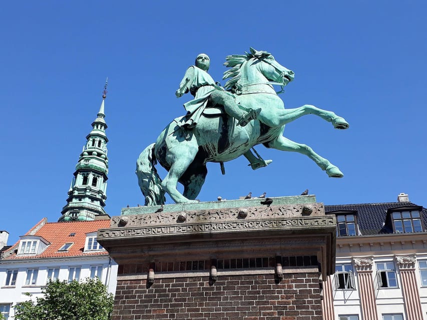 Copenhagen: 2,5-Hour 'Must See' Bike Tour with a Local Guide - Gefion Fountain and Amalienborg: the monarchy in morning light