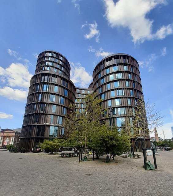 Copenhagen: 2,5-Hour 'Must See' Bike Tour with a Local Guide - Christiansborg Palace and Rosenborg Castle: power, architecture, and why it matters