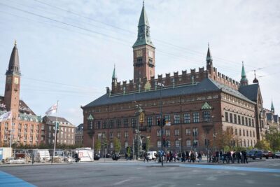 Copenhagen: Canal Boat Cruise & Old Town/Nyhavn Walking Tour - Where you start at City Hall: Rådhuspladsen and the Lur Blowers column