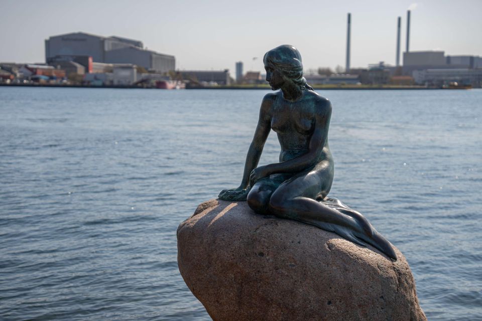 Copenhagen: Canal Boat Cruise & Old Town/Nyhavn Walking Tour - Amalienborg Square and the Queen’s Palace view: history with a dramatic backdrop