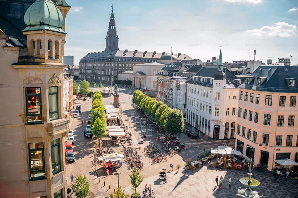 Copenhagen: Guided Walking Tour in French - Meeting point reality: where to find your guide near Tivoli
