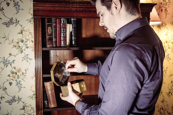 Da Vinci Escape Room - Inside the room: teamwork, riddles in order, and smart hinting